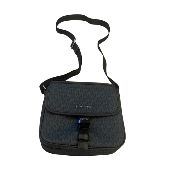 Michael Kors Messenger Back in excellent condition with dust bag. - Picture 2 of 6